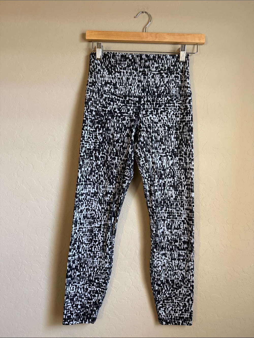 lululemon Aligh High-Rise Black & White Pixel-Print Leggings Sz 6